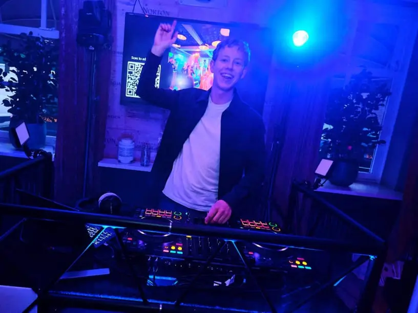 Foto van DJ T-Fooh in actie
