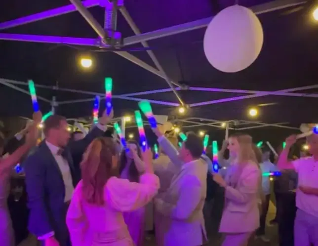 Bruiloftsfeest met foamsticks